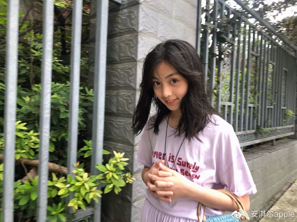 还记得《一年级·小学季》的小苹果安淇尔吗?她现在长这样了