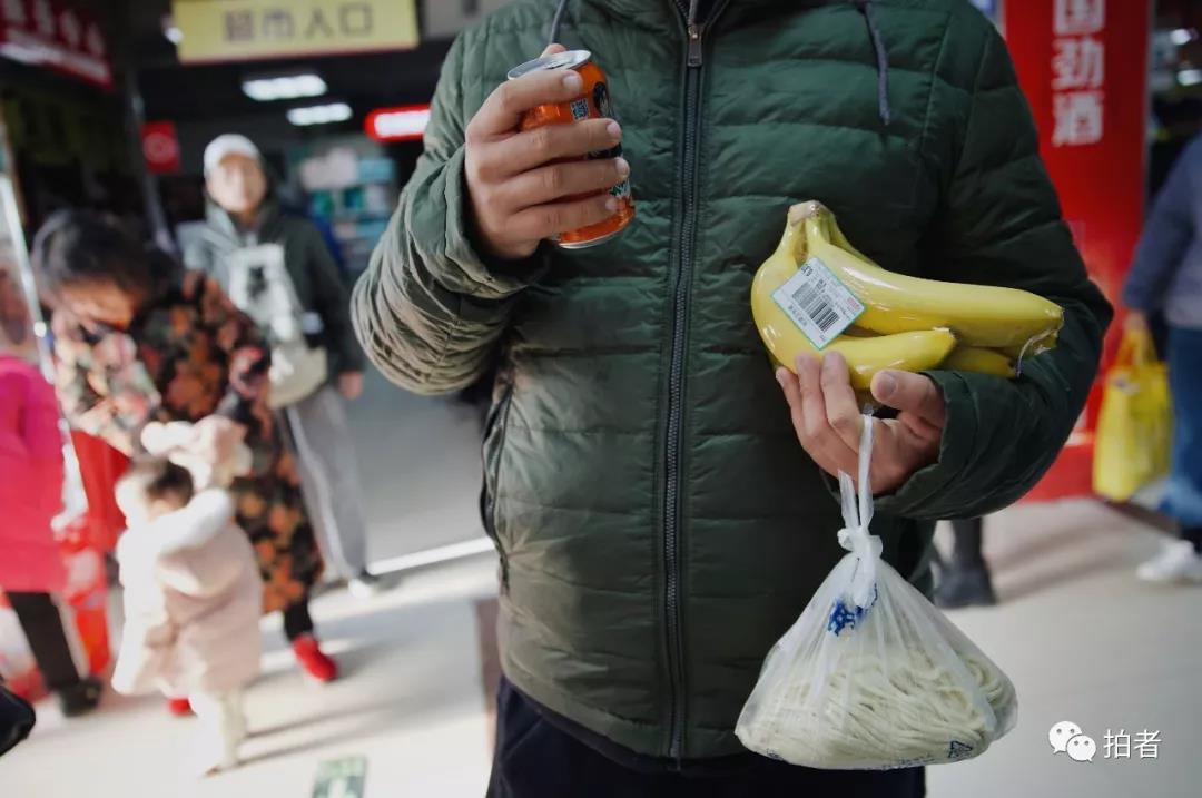 △12月7日,孙衡抱着自己购买的“战利品”,如获至宝。
