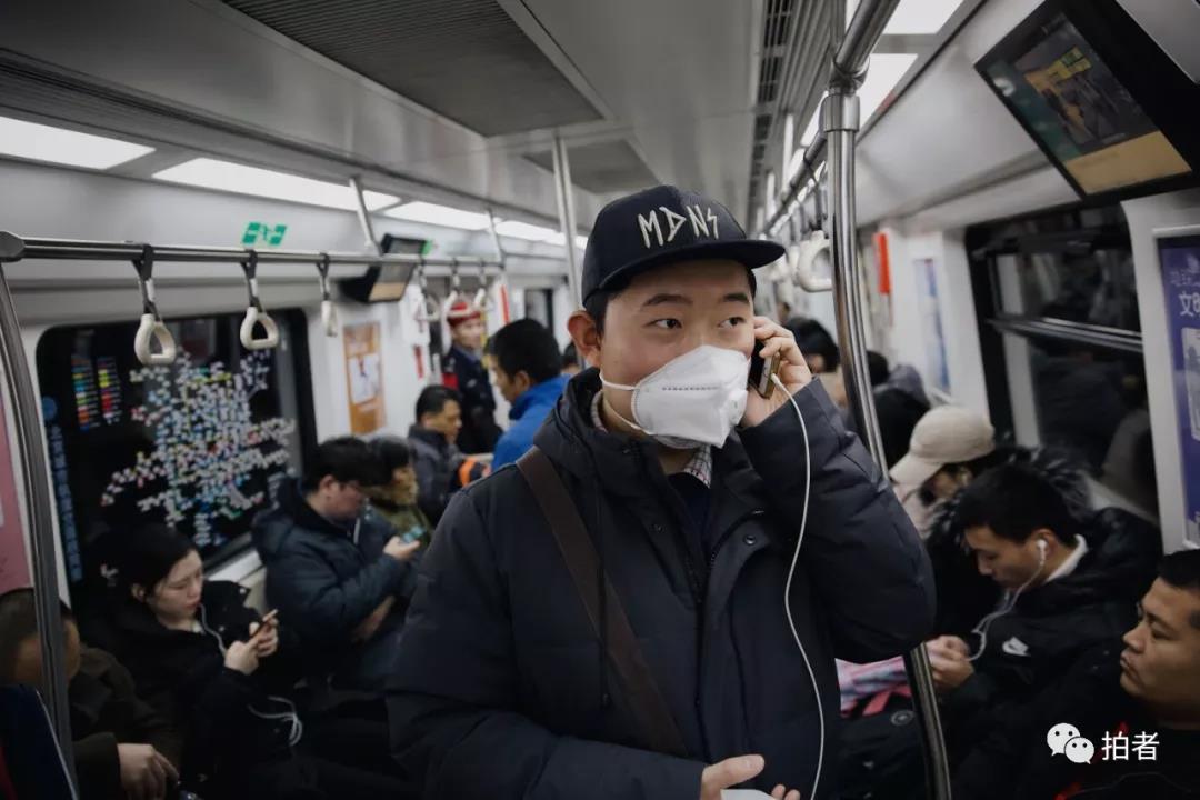 △12月26日,进入地铁后,羽飞再次打电话跟家人报告自己的行程。平时上下班路上,羽飞会跟家人打四通电话。
