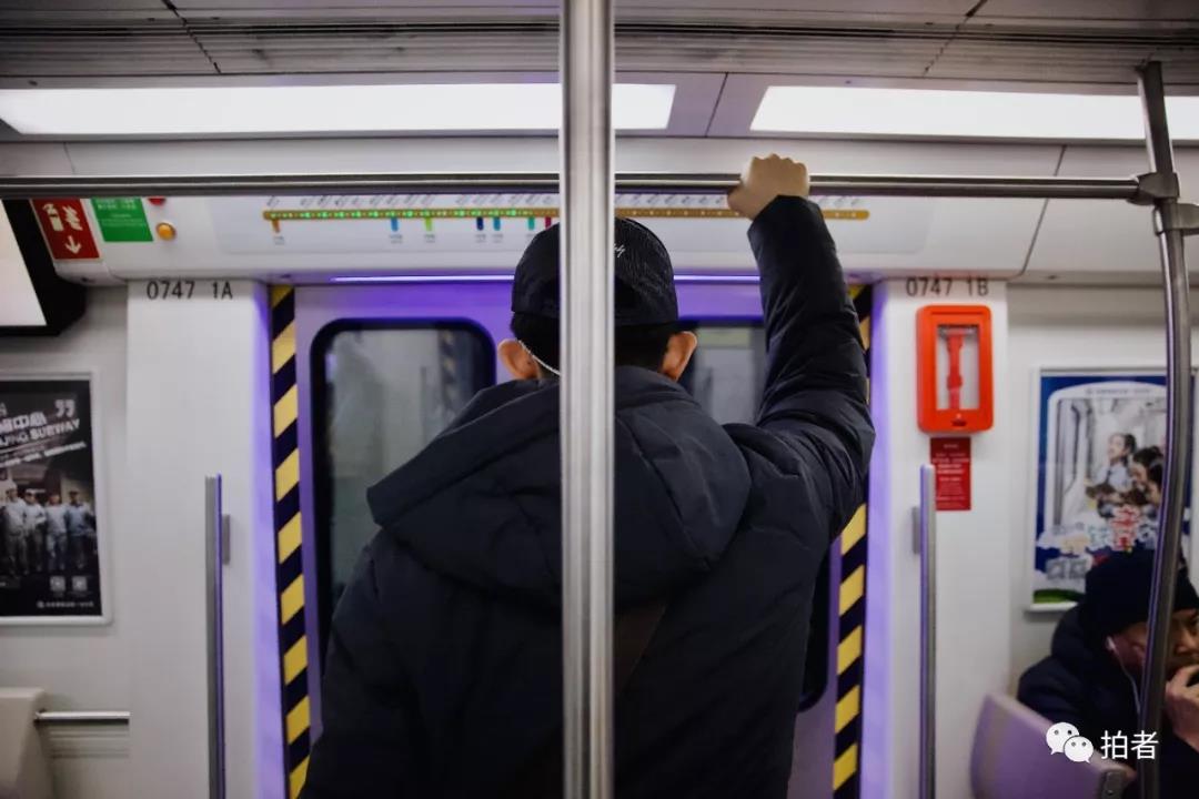 △12月26日,下班后的羽飞独自搭乘地铁6号线回家,列车即将到达,羽飞提早站在车门前等候。