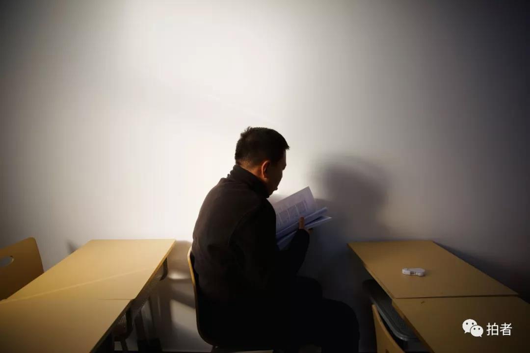 △12月7日,首都经贸大学互动课开讲前,张弛早早地坐在教室角落里翻看书本。