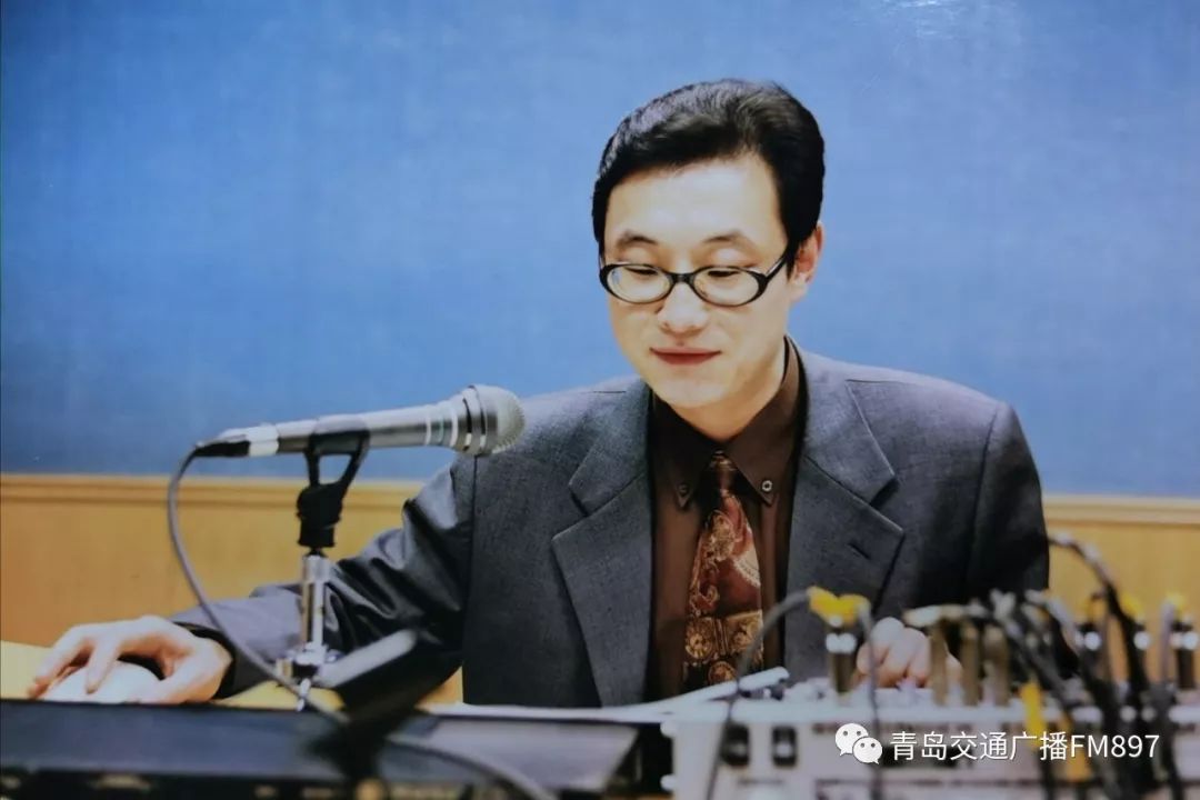 二十年后,邱磊还是一位满头乌发的年轻小伙