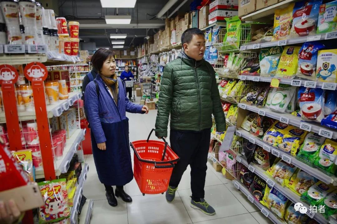 △12月7日,上完课后,孙衡再次带张弛来到附近的超市,复习刚学到的购物技能。