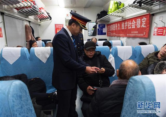 新华社发(谢剑飞 摄)12月27日,王轩在k7065次列车上巡视.