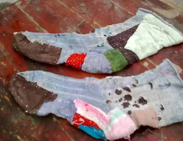 以及为了包住脚后跟,缝缝补补像棵圣诞树一样的袜子……烂到脚后跟都