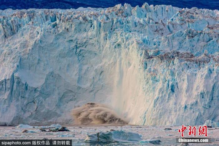 位于格陵兰岛西部，伊卢利萨特以北80公里处的的Eqi冰川。 EqiEqi冰川有大量的冰山崩解，在某些情况下，这些崩解事件会引起海啸。图片来源：Sipaphoto 版权作品 禁止转载