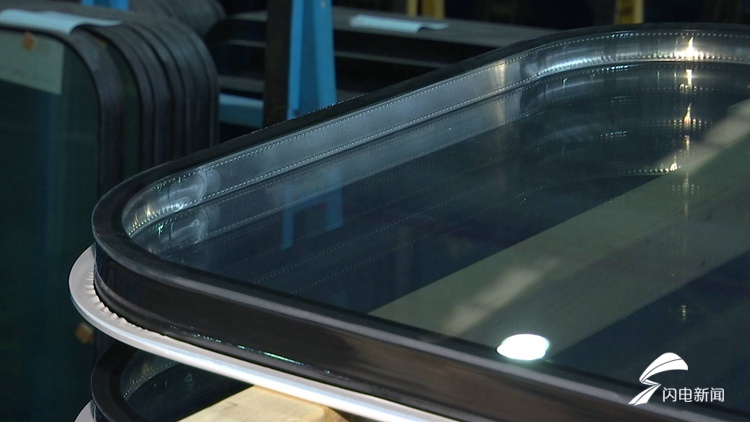 高质量发展新嬗变丨既要"坚硬"又要"易碎",高铁车窗玻璃:我是怎么炼成
