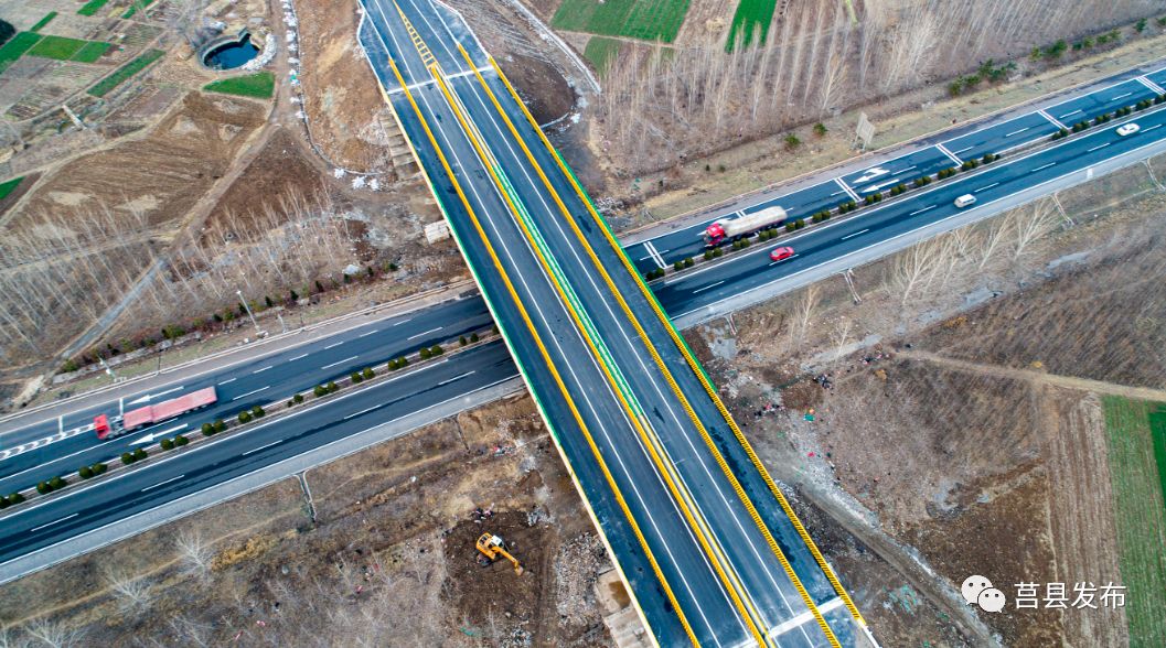 并上跨日兰高速主线,南接龙坪路岚山段,向南与220省道(原613省道)相接