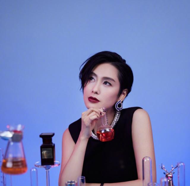 朱茵衣服品味越来越好短发造型搭配黑色连衣裙秀大长腿真吸睛