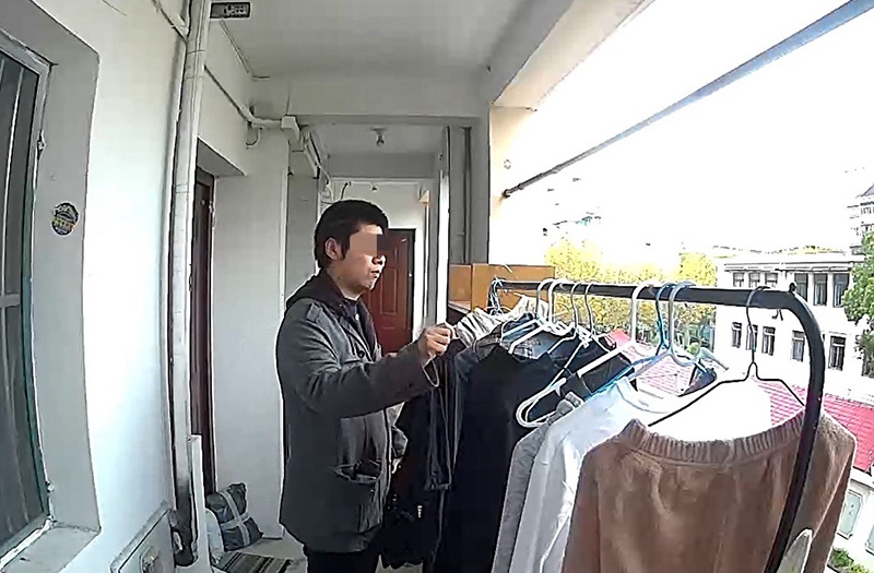 作凶疑心人正在偷盗衣物。 本文图片均为普陀警方挑供