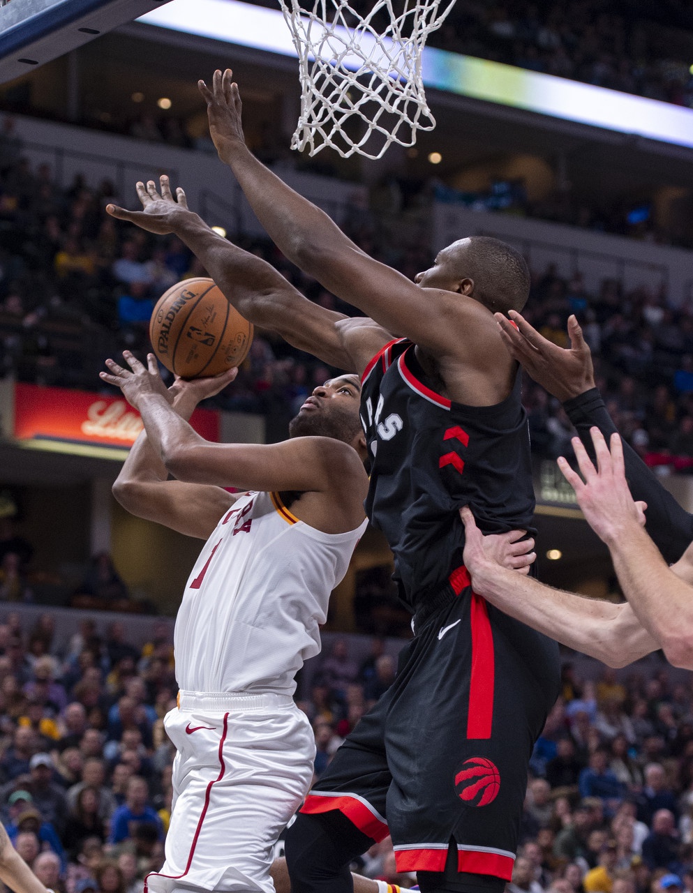 哈桑-怀特塞德:15-16赛季,场均29分钟3.7盖帽.