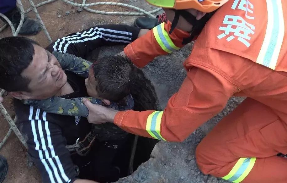 救人那一刻所有顾虑被远远抛下和死神赛跑的信念是唯一支撑伸手不见五