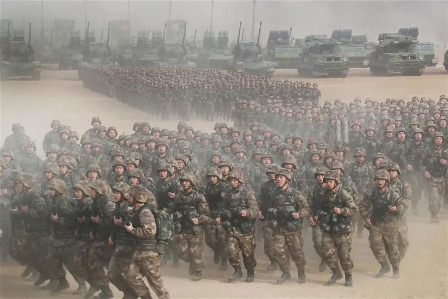 △2018年1月3日，中央军委举行2018年开训动员大会，主会场部队受领训令后展开训练。