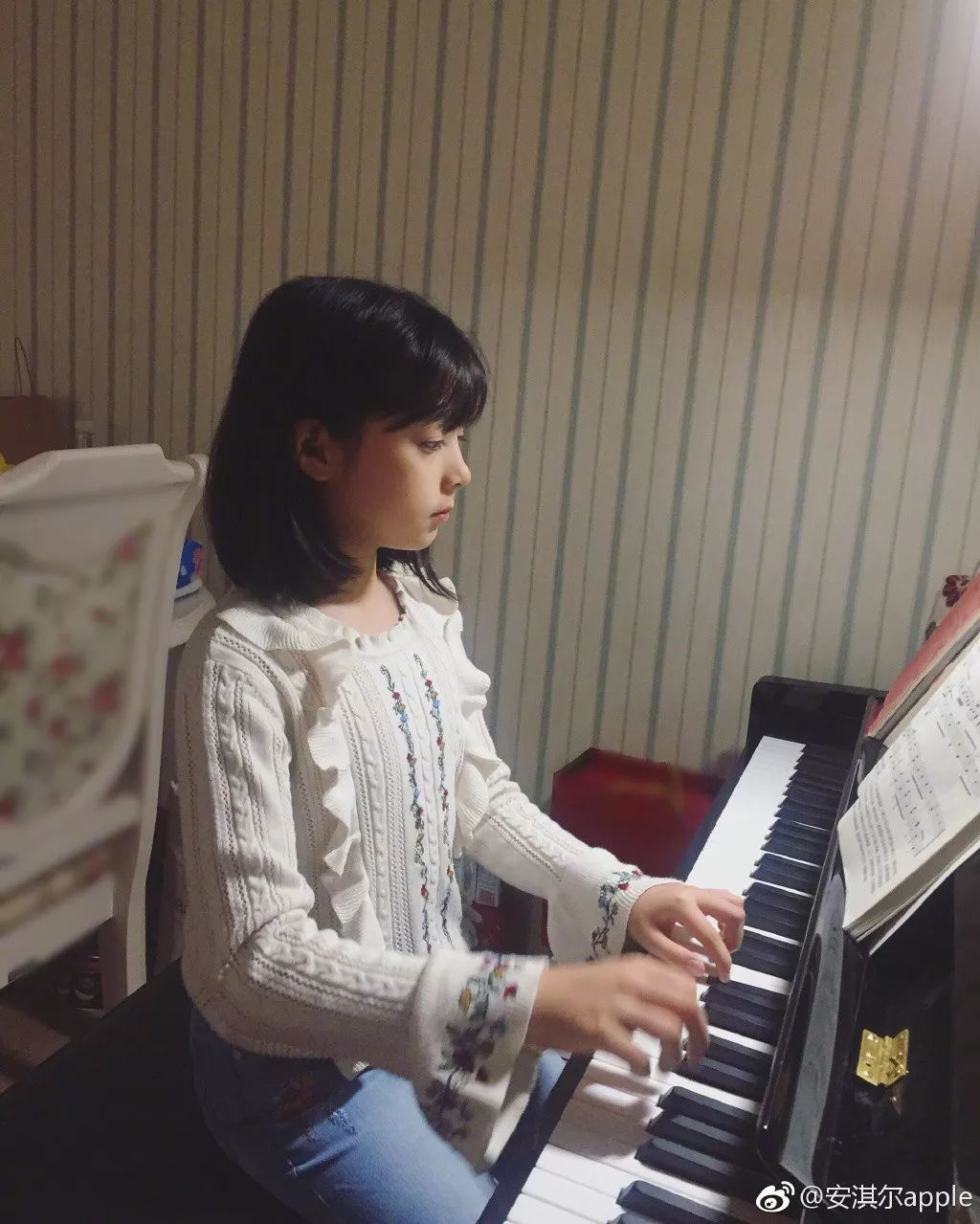 还记得《一年级·小学季》的小苹果安淇尔吗?她现在长这样了