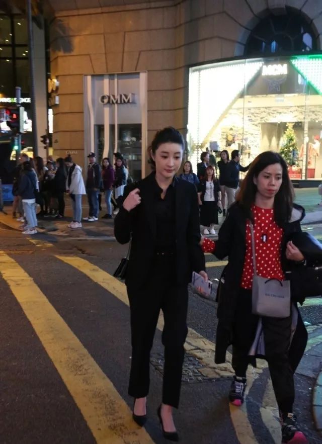 最近林夏薇在香港中环为tvb的剧集拍摄,只见她全身黑