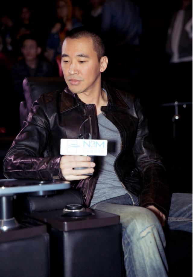 徐静蕾黄立行合体亮相,同穿黑色皮衣低调秀恩爱,真让人羡慕