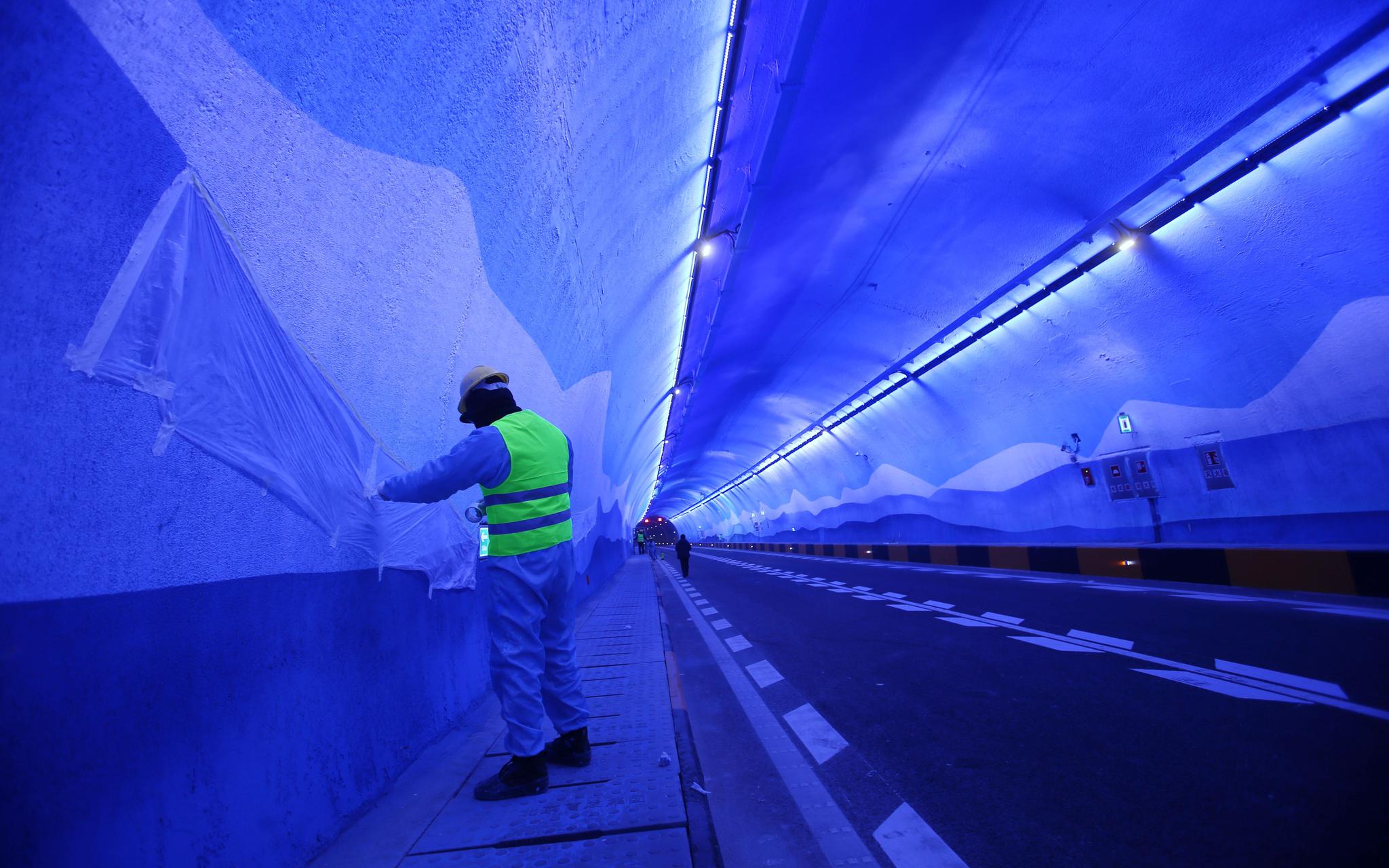 正文  进入石羊坊隧道后,再开车行驶几分钟后就来到了一处唤醒灯带.