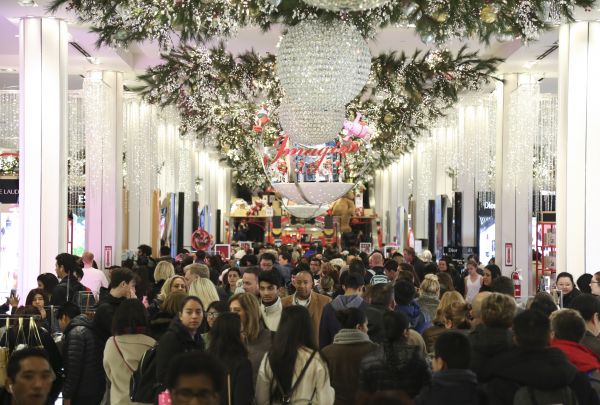 资料图：人们在美国纽约曼哈顿的梅西百货公司购物。 （新华社）