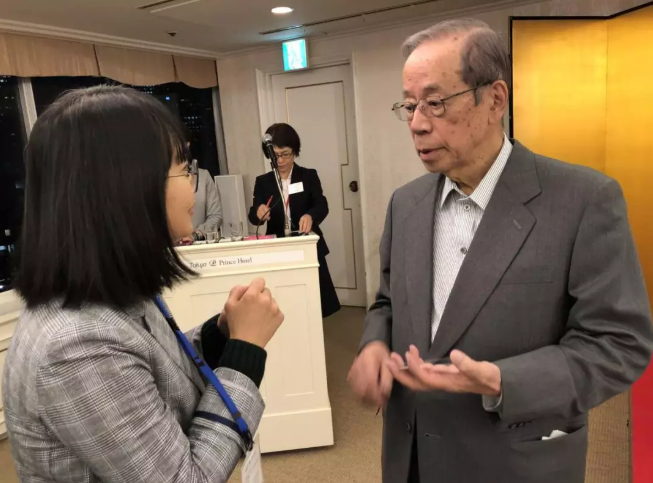 日本前首相福田康夫与深圳卫视 amp；直新闻记者交谈