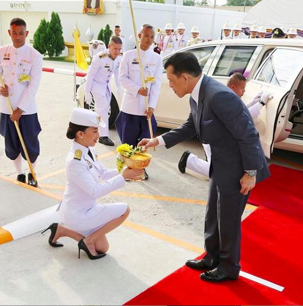 泰国王后与同龄继女比美,蓝裙输给白色笔挺军装,公主跪地迎国王