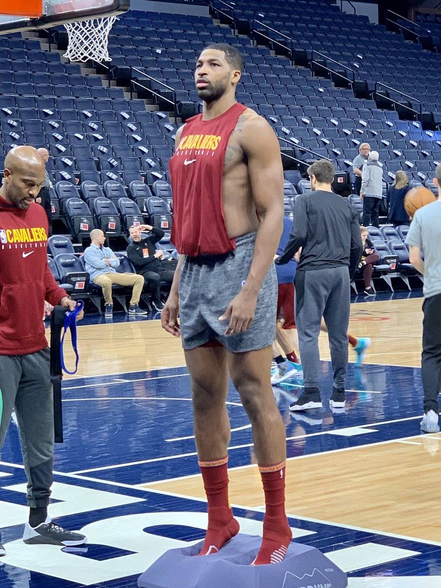 赛前汤普森穿着开衫的背心训练,造型非常抢眼.