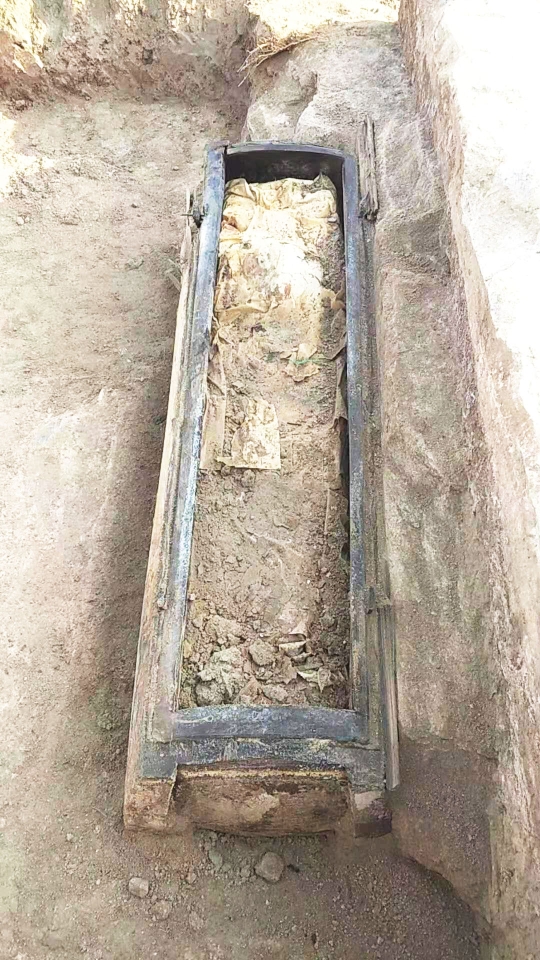 扬州清代墓葬现完好丝织物,黄麻纸