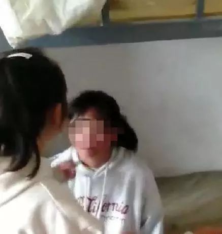 校园欺凌曝光校长被免职 媒体:更像为回应舆论