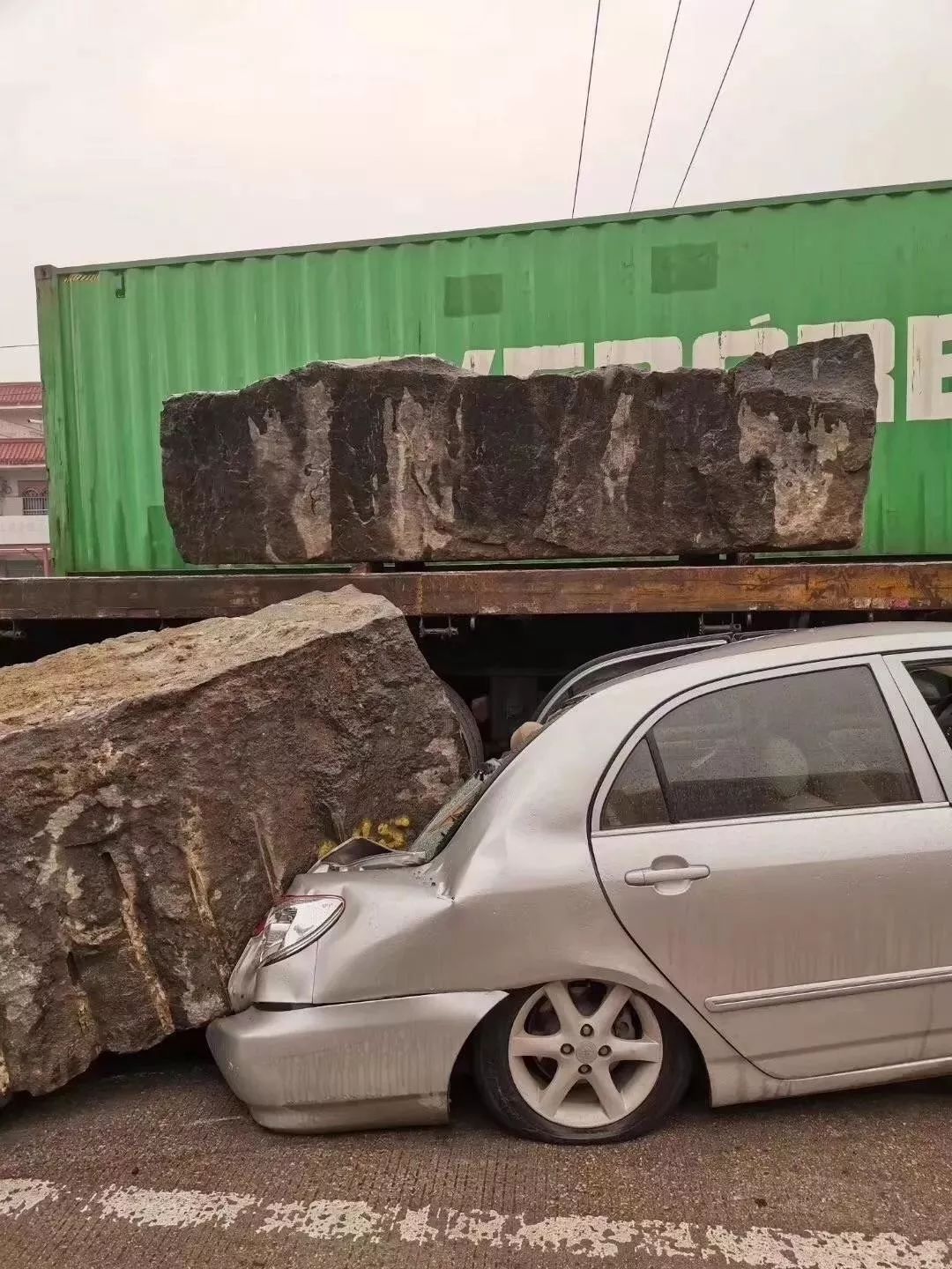 视频惊心南安一挂车上大石块掉下砸中小车小车车尾被砸烂