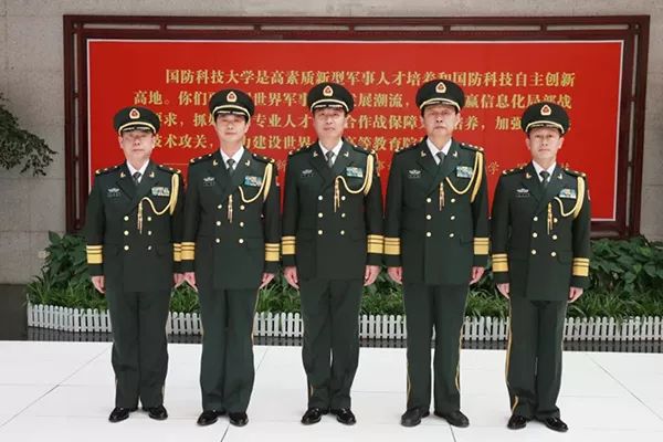 图为12月13日,国防科大举走晋升少将军衔仪式。