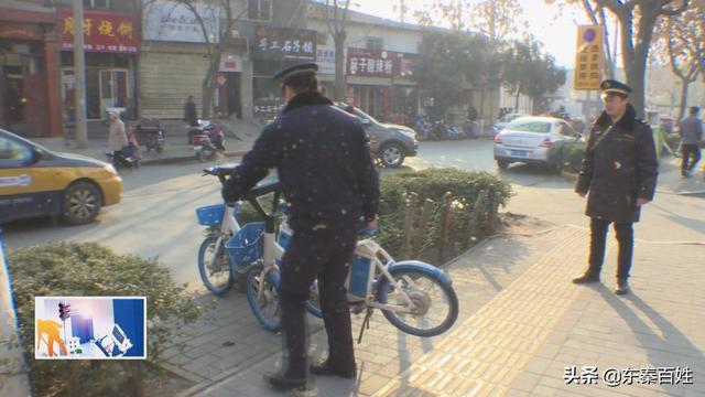 渭南城区一店主占道经营 殴打城管执法人员被行拘