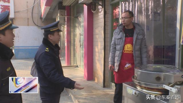 渭南城区一店主占道经营 殴打城管执法人员被行拘