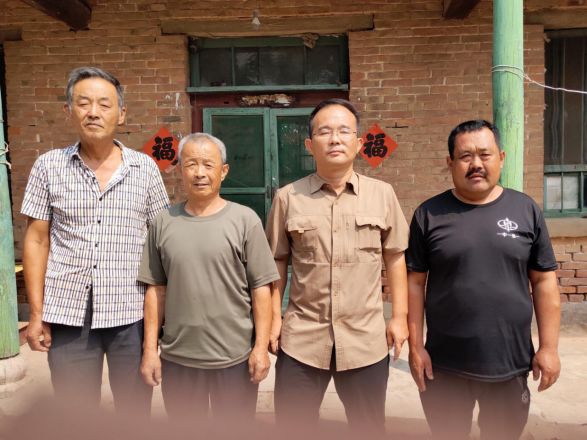 2019年9月9日,和村两委班子到生病在床的低保户孔繁生家看望.