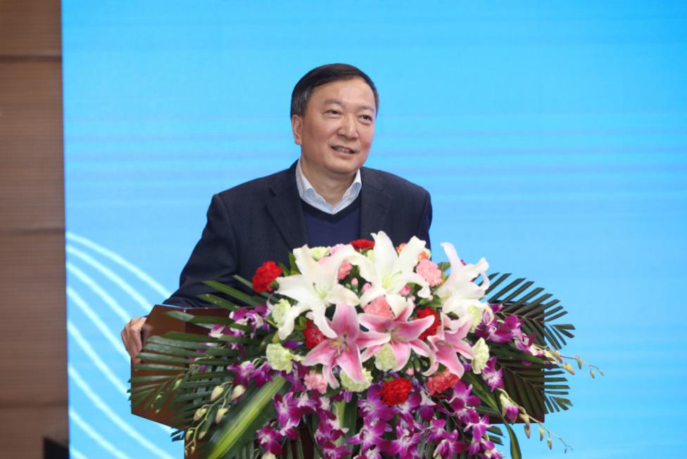 李言荣校长代表学校和王建国书记对老师们一年来为学校发展特别是为