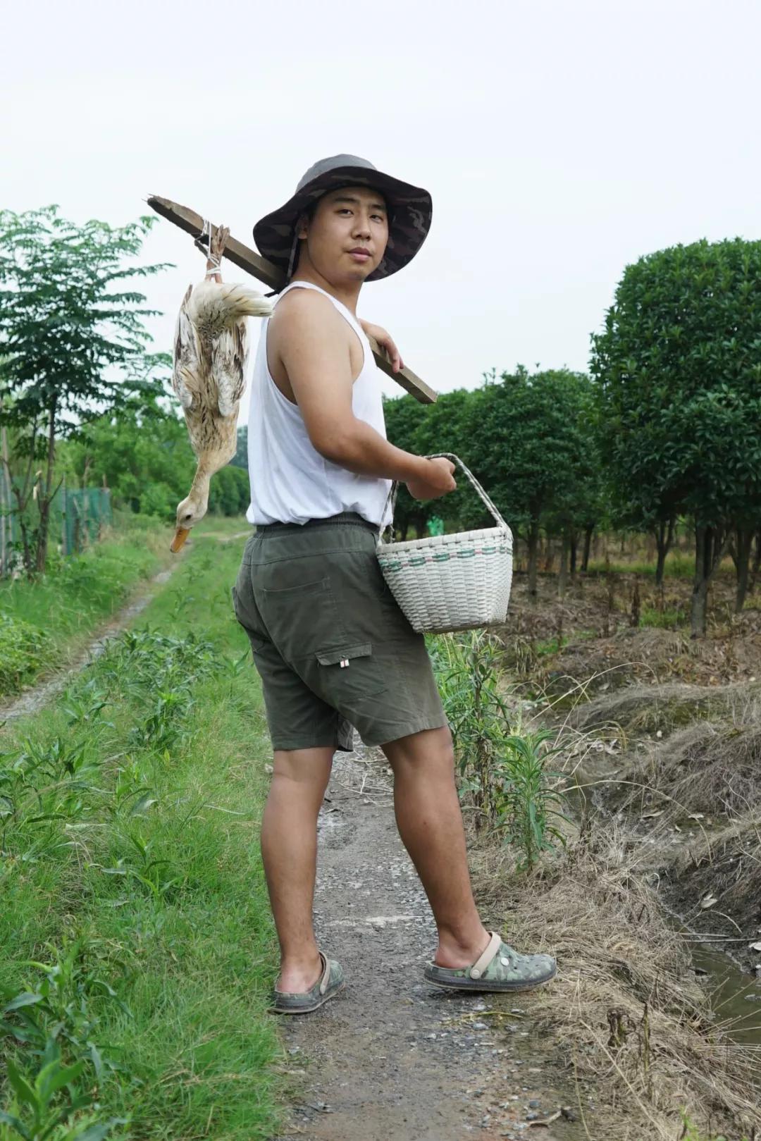 美食届泥石流是另类文化输出野食小哥不端着生活不被人设绑架