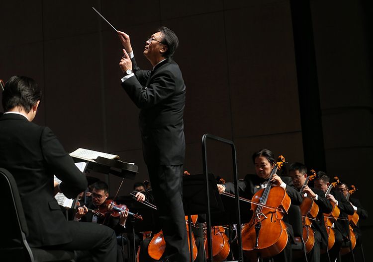 指挥家谭利华现场执棒.