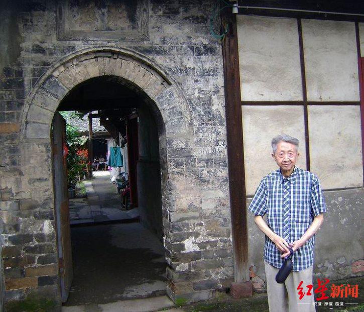 ▲流沙河先生在自家大院门前留影 (资料图 彭雄摄)