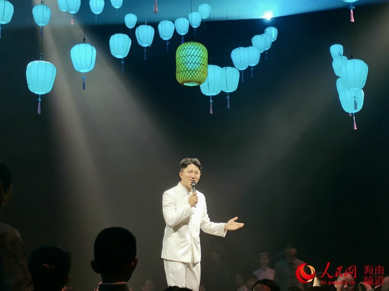 谭盾现身海口骑楼老街 看演出逛骑楼感受椰城风情