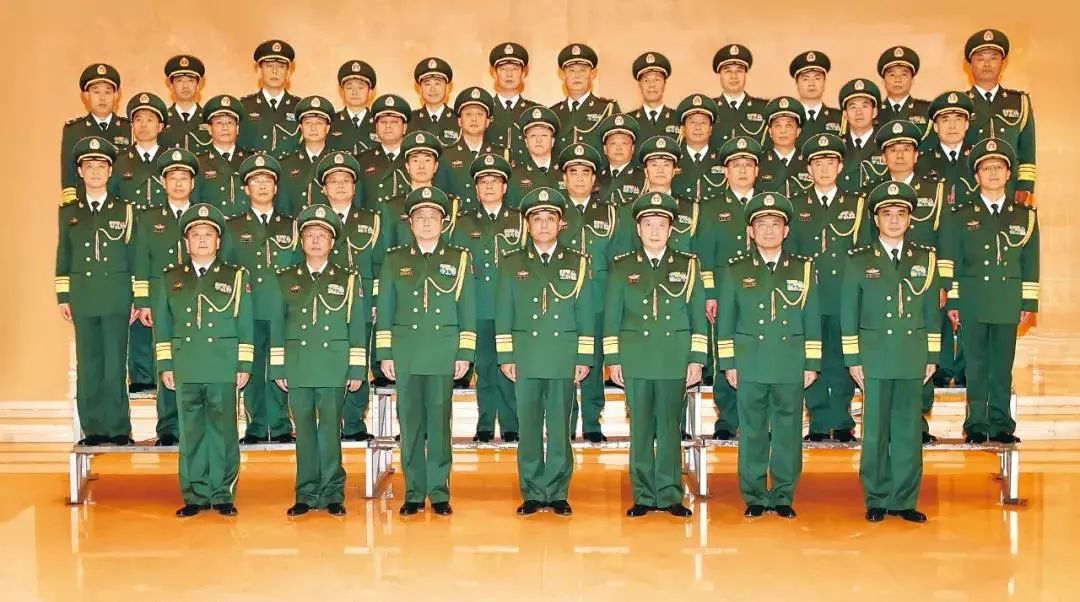 图为12月9日,武警部队举走晋升中将、少将警衔仪式。