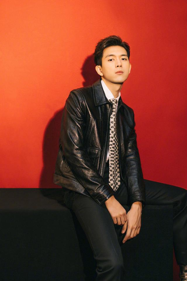 李现2020跨年晚会造型,皮衣搭配豹纹领带,演绎摩登洒脱贵公子