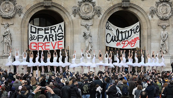 12月24日，巴黎歌剧团芭蕾舞者在巴黎歌剧院前跳舞抗议养老金改革。图片来源：FrenchHist / Twitter