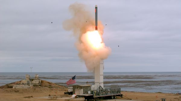 8月18日，一枚常规陆基巡航导弹在美国加利福尼亚州圣尼古拉斯岛发射升空。这是美国退出《中导条约》后首次公开宣布试射该条约所限制的导弹。（美联社）