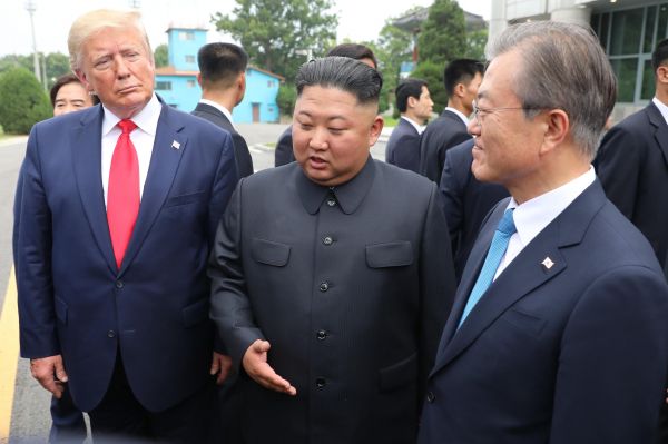 6月30日，在板门店韩方一侧，朝鲜最高领导人金正恩（中）、美国总统特朗普（左）和韩国总统文在寅共同会面。（纽西斯通讯社）