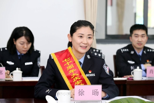 海南省省公安厅党委委员郑文权,江伟参加座谈会.