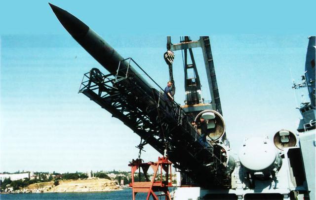 他们又把诸如p-500"玄武岩",p-1000"火山岩"这种反舰导弹搬上了船