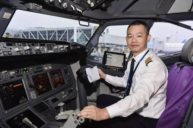 执飞mf8411航班的机长为时年45岁的厦门航空功勋飞行师谢清忠,1994年7