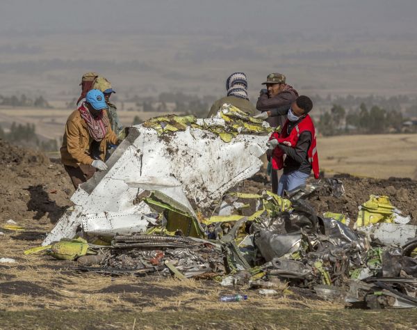 3月11日，在埃塞俄比亚首都亚的斯亚贝巴附近，救援人员在坠机现场工作。（美联社）