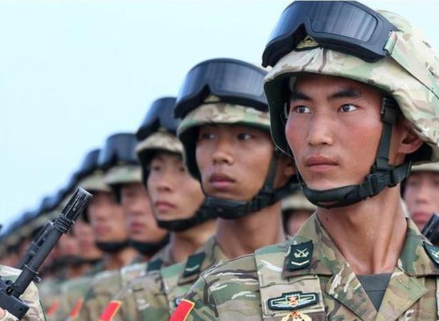 士兵头盔上的这副眼镜，它可不是为了漂亮装饰，与墨镜是两码事_手机新浪网