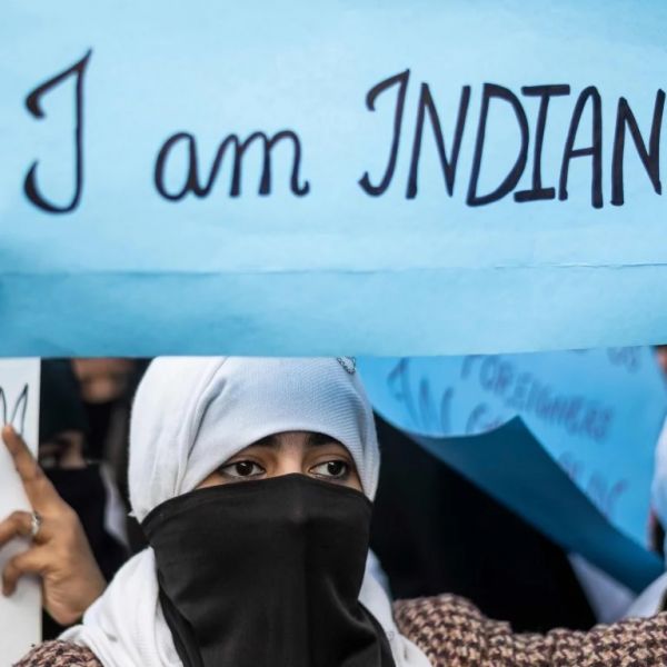 12月14日，在新德里举行的抗议公民身份法活动中，一名妇女举着写有“我是印度人”的标语牌。（法新社）