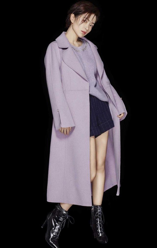 李春媛也是个"时髦精",穿银色皮质连衣裙亮相,梳油头短发a爆