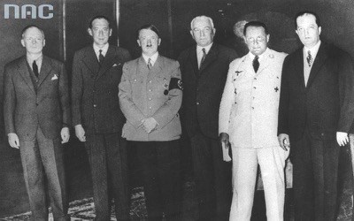 利普斯基（右一）与希特勒合影